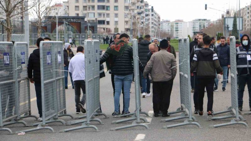 Diyarbakır’da Nevruz kutlaması geniş güvenlik önlemi içinde başladı