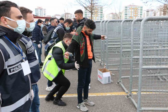 Diyarbakır’da Nevruz kutlaması geniş güvenlik önlemi içinde başladı