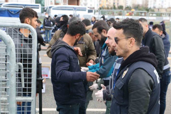 Diyarbakır’da Nevruz kutlaması geniş güvenlik önlemi içinde başladı