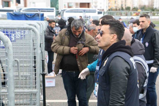 Diyarbakır’da Nevruz kutlaması geniş güvenlik önlemi içinde başladı