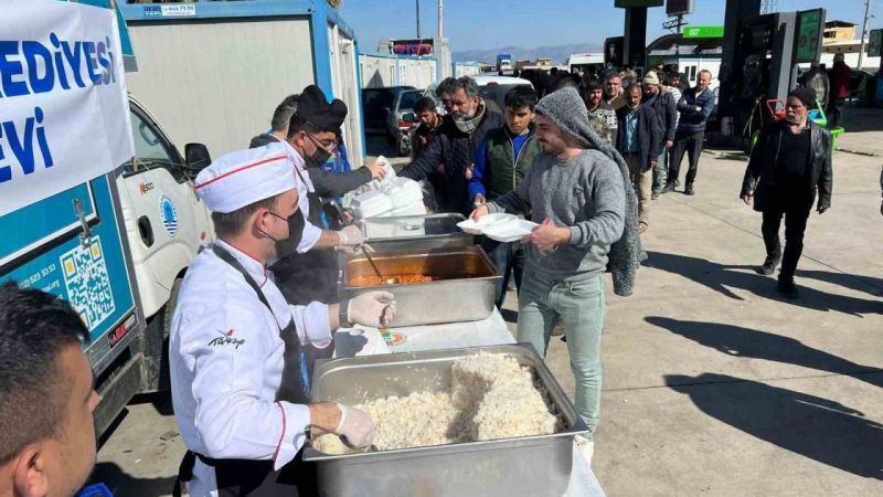 Tuzla Belediyesi Hatay’ın Kırıkhan ilçesinde iftar sofrası kuruyor
