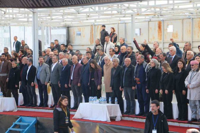 CHP’li vekil HDP’liler ile Diyarbakır’da Nevruz kutlamasına katıldı: Öcalan’a özgürlük istendi