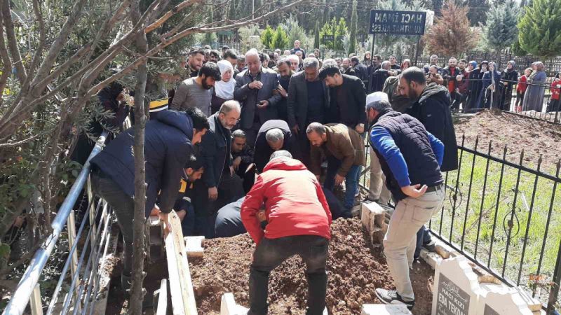 Selde hayatını kaybeden minik Zeynep Zümra annesinin yanına defnedildi