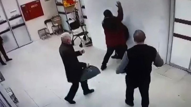 Pendik’te hastanede kendilerini kırmızı alana sokmayan güvenlikçiyi darbettiler