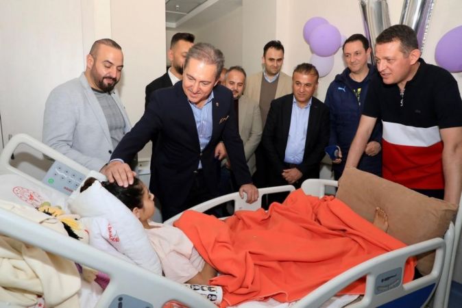 4 gün enkaz altında kaldı, yağmurla ıslanan bez parçasının suyunu sıkıp içti