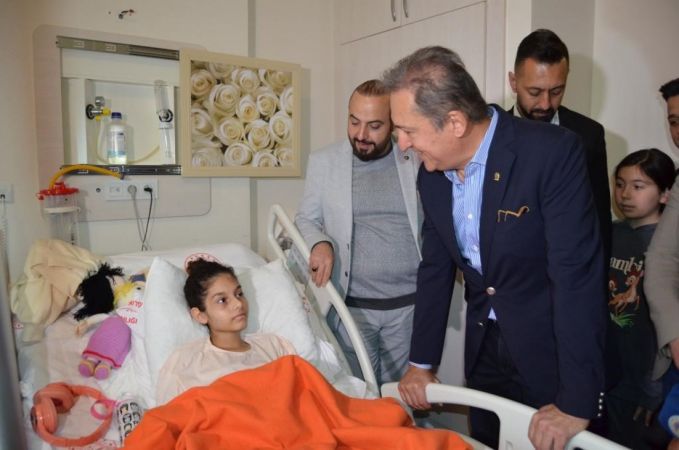 4 gün enkaz altında kaldı, yağmurla ıslanan bez parçasının suyunu sıkıp içti