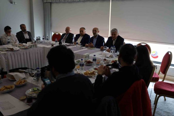 Milli görüşçülerden Saadet Partisi’ne ‘Oynanan oyunu görün’ uyarısı