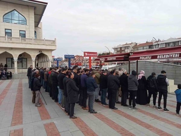 Camideki tartışma kanlı bitti: 1 ölü