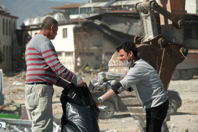 Hatay’da enkazdan milyonluk ürünleri kurtarma çabası
