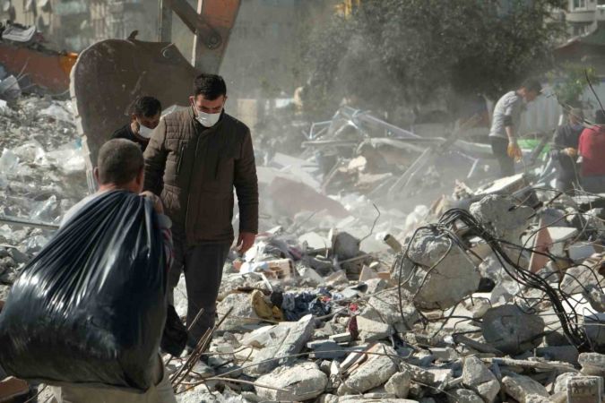 Hatay’da enkazdan milyonluk ürünleri kurtarma çabası