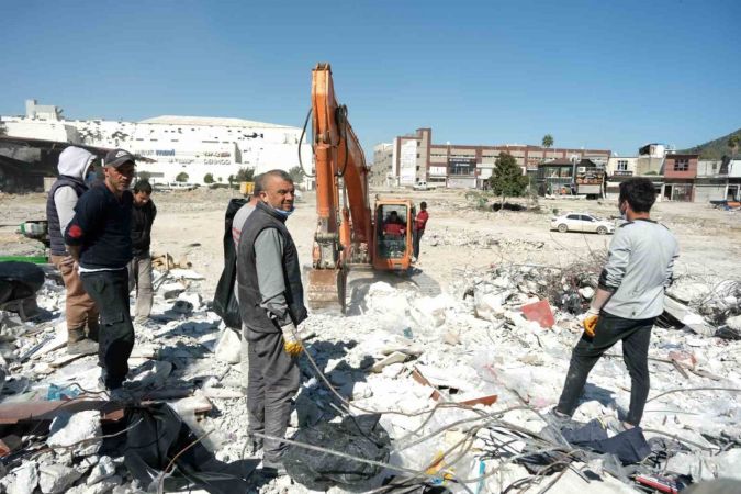Hatay’da enkazdan milyonluk ürünleri kurtarma çabası