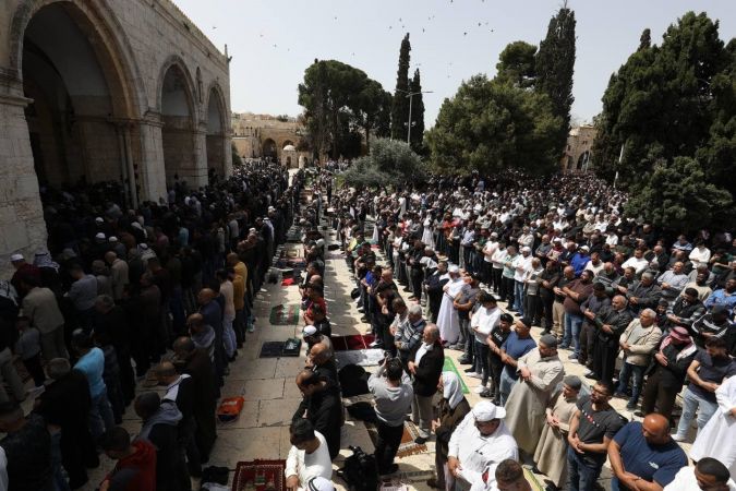 Mescid-i Aksa’da 100 bin kişi cuma namazı kıldı