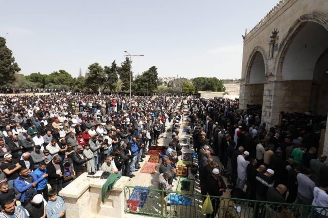 Mescid-i Aksa’da 100 bin kişi cuma namazı kıldı