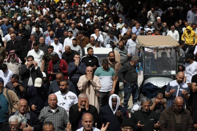 Mescid-i Aksa’da 100 bin kişi cuma namazı kıldı