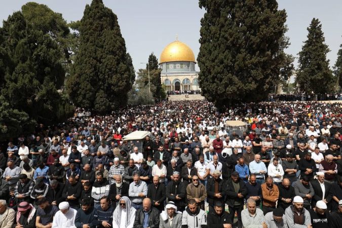 Mescid-i Aksa’da 100 bin kişi cuma namazı kıldı