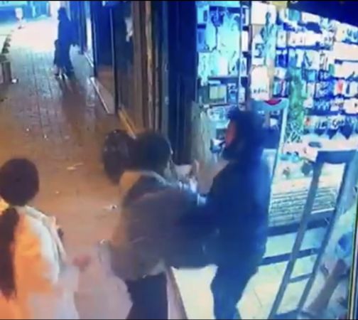 Kadınların omuz atma tartışması kavgaya dönüştü Kadınların omuz atma tartışması kavgaya dönüştü