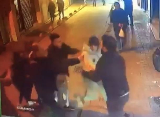 Kadınların omuz atma tartışması kavgaya dönüştü Kadınların omuz atma tartışması kavgaya dönüştü