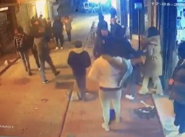 Kadınların omuz atma tartışması kavgaya dönüştü Kadınların omuz atma tartışması kavgaya dönüştü