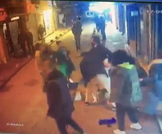 Kadınların omuz atma tartışması kavgaya dönüştü Kadınların omuz atma tartışması kavgaya dönüştü