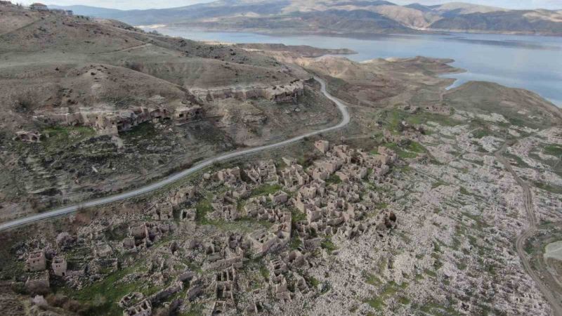 Baraj kıyısındaki köy, sular çekilince ortaya çıktı