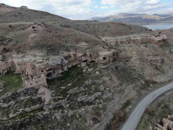 Baraj kıyısındaki köy, sular çekilince ortaya çıktı