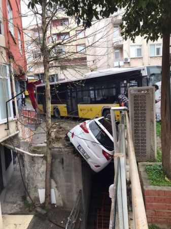 İstanbul’da halk otobüsü dehşeti: Önüne geleni sürükleyip durağa daldı