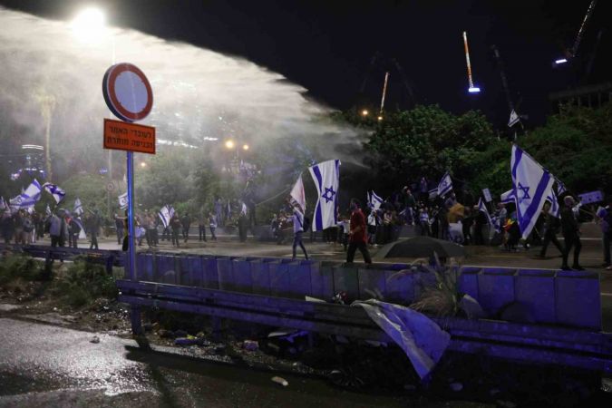 İsrail’de Savunma Bakanı’nın görevden alınmasının ardından sokaklar karıştı İsrail’de Savunma Bakanı’nın görevden alınmasının ardından sokaklar karıştı