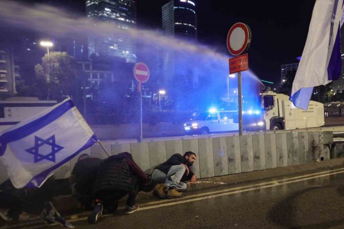 İsrail’de Savunma Bakanı’nın görevden alınmasının ardından sokaklar karıştı İsrail’de Savunma Bakanı’nın görevden alınmasının ardından sokaklar karıştı
