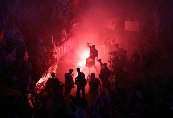 İsrail’de Savunma Bakanı’nın görevden alınmasının ardından sokaklar karıştı İsrail’de Savunma Bakanı’nın görevden alınmasının ardından sokaklar karıştı