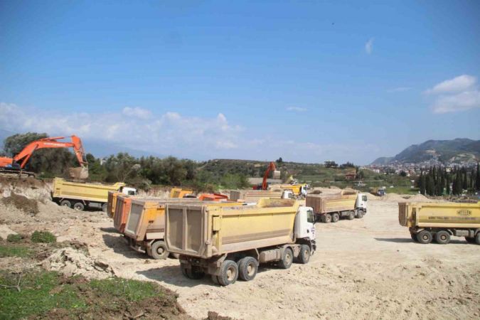 Hatay’da Defne Devlet Hastanesi’nin inşa çalışmaları gece gündüz devam ediyor Hatay’da Defne Devlet Hastanesi’nin inşa çalışmaları gece gündüz devam ediyor