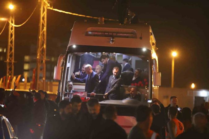 Cumhurbaşkanı Erdoğan iftarını depremzedelerle birlikte yaptı