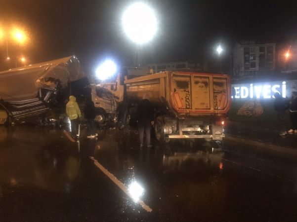 Sultangazi’de kamyon ticari taksinin üstüne devrildi: 3 kişi yaralandı
