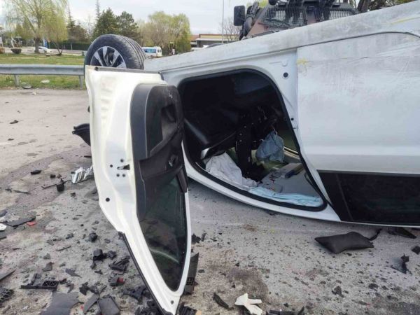Aracıyla polis noktasına dalarak takla attı: 5’i polis 6 yaralı Aracıyla polis noktasına dalarak takla attı: 5’i polis 6 yaralı