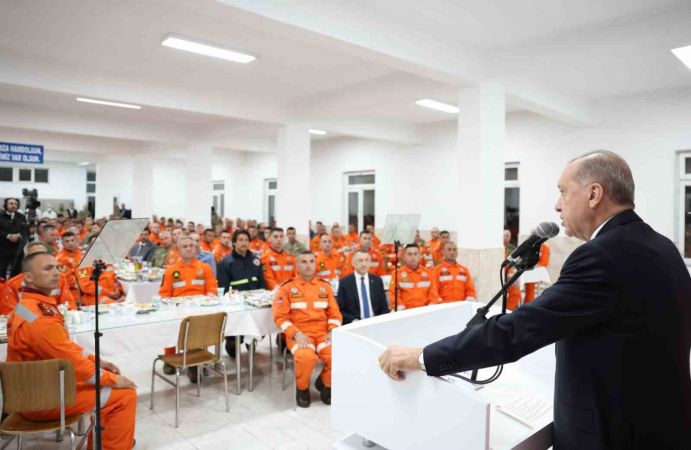 Bu gücümüzü karada, havada, denizde daha da artıracak çeşitli projelerle milletimizin huzuruna çıkacağız