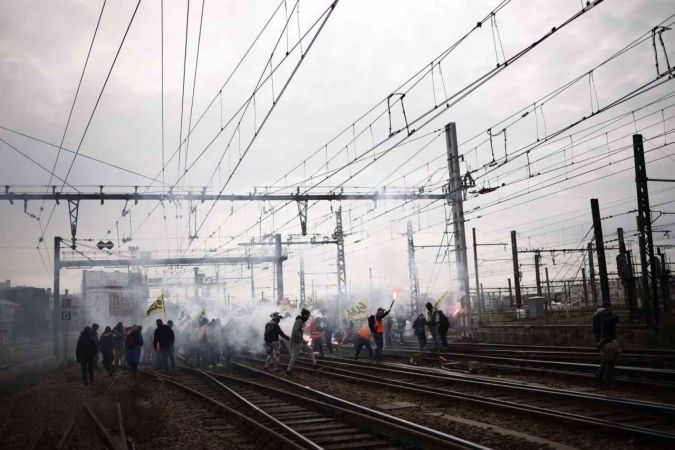 Fransa’da emeklilik reformuna karşı protestolar sürüyor: 27 gözaltı