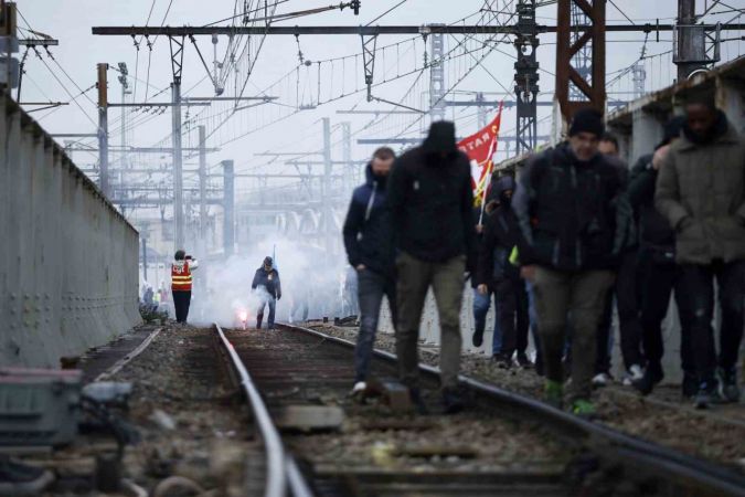 Fransa’da emeklilik reformuna karşı protestolar sürüyor: 27 gözaltı