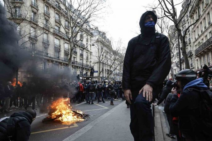 Fransa’da emeklilik reformuna karşı protestolar sürüyor: 27 gözaltı