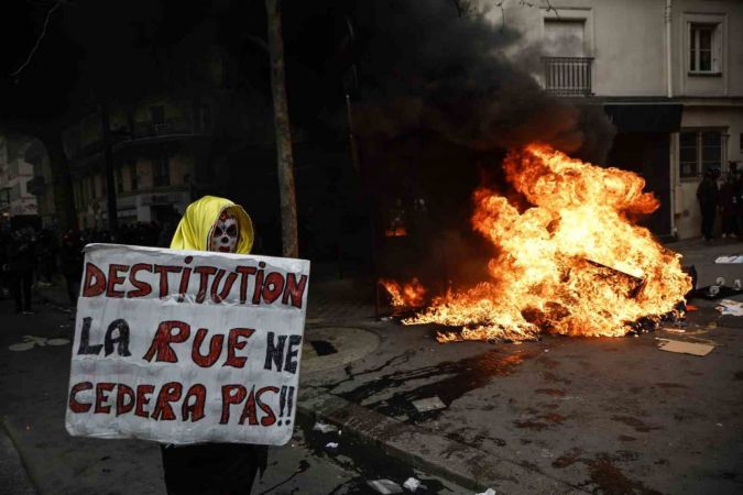 Fransa’da emeklilik reformuna karşı protestolar sürüyor: 27 gözaltı