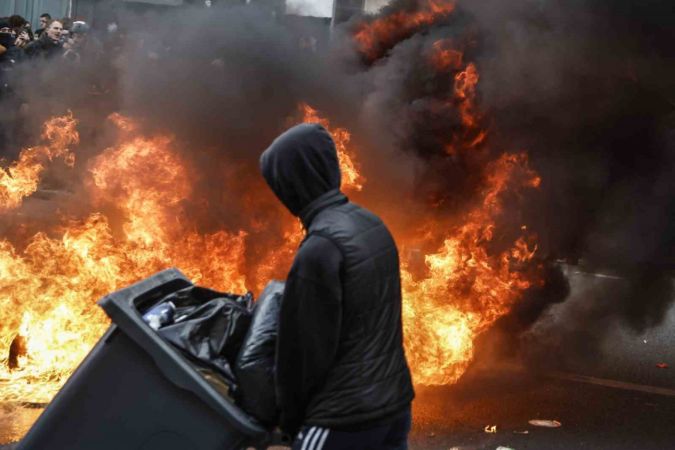 Fransa’da emeklilik reformuna karşı protestolar sürüyor: 27 gözaltı