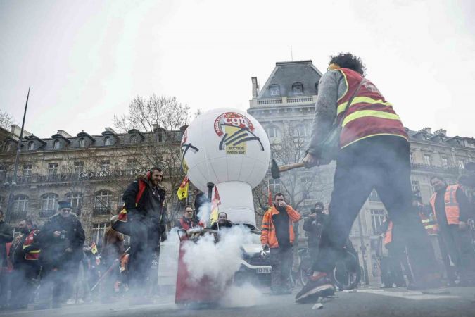 Fransa’da emeklilik reformuna karşı protestolar sürüyor: 27 gözaltı