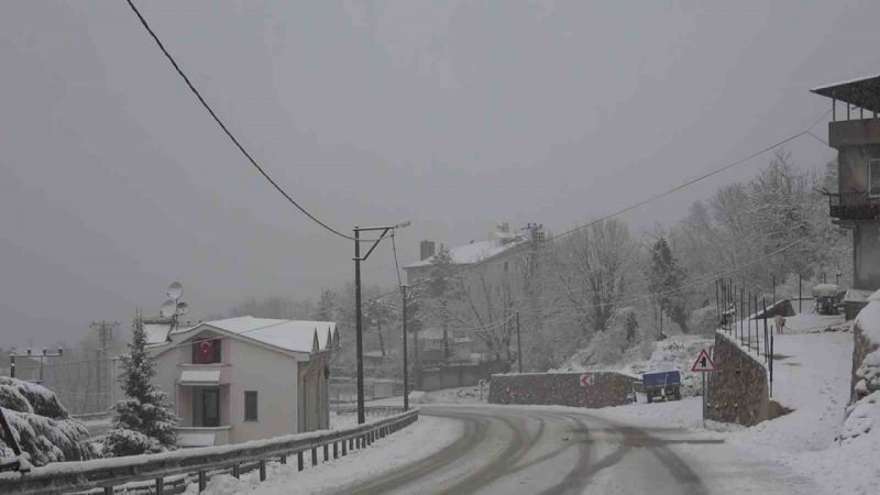 Uludağ’da kar 1 metreyi aştı, zincirsiz çıkışa izin verilmiyor