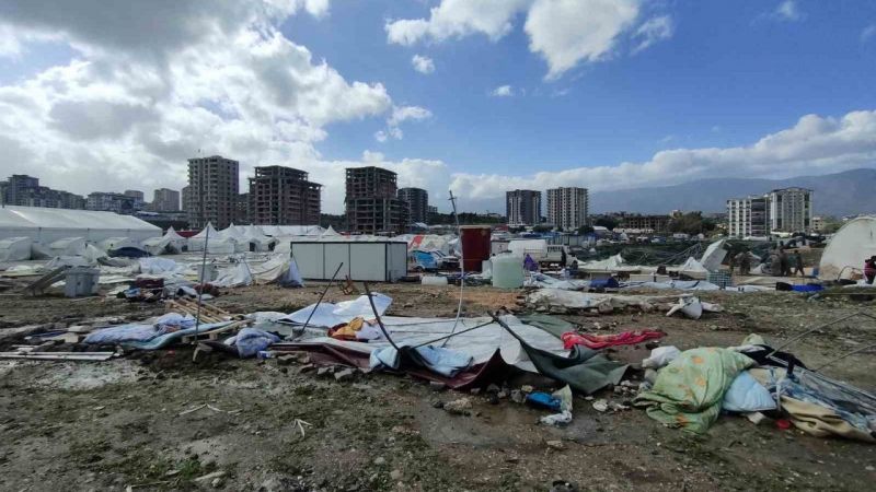 Hatay’da fırtına çadırları yıktı
