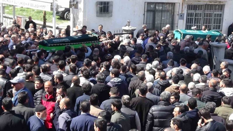 Kazada ölen baba oğul Yusuf Genç ve Hüseyin Genç birlikte son yolculuğuna uğurlandı Kazada ölen baba oğul Yusuf Genç ve Hüseyin Genç birlikte son yolculuğuna uğurlandı