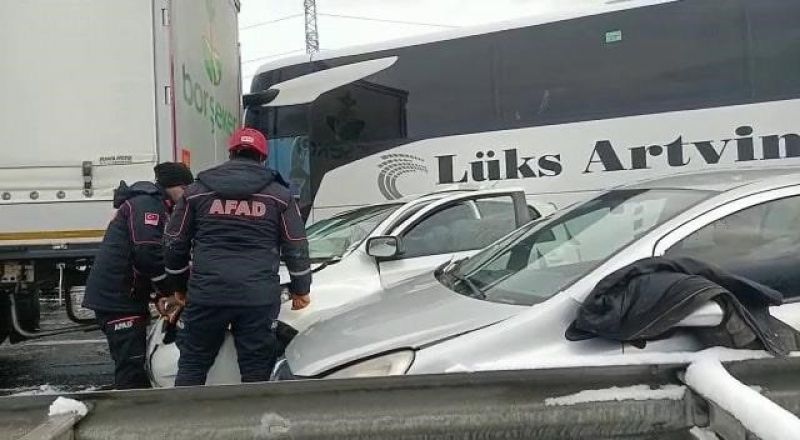 Bolu’da zincirleme trafik kazası, Ankara istikametine TEM otoyolu trafiğe kapandı