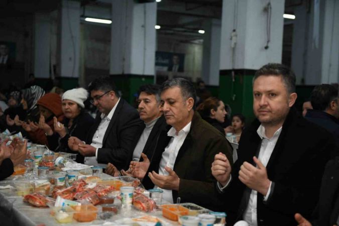 Esenyurt Belediye Başkanı Bozkurt, Yenikent Mahalle sakinleriyle iftar sofrasında buluştu