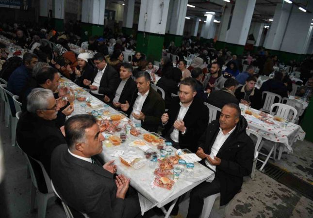 Esenyurt Belediye Başkanı Bozkurt, Yenikent Mahalle sakinleriyle iftar sofrasında buluştu