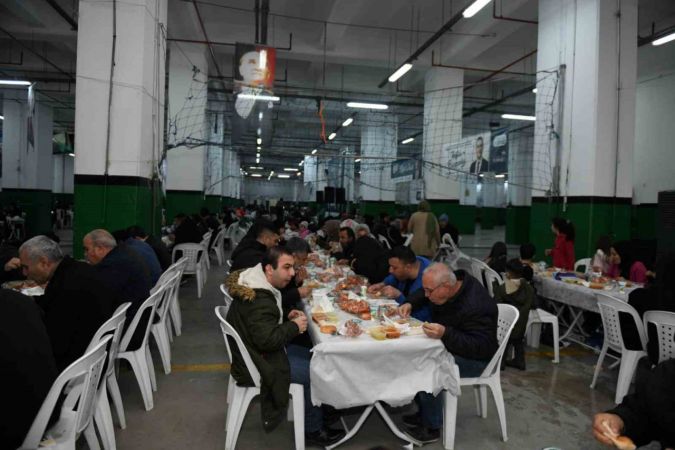 Esenyurt Belediye Başkanı Bozkurt, Yenikent Mahalle sakinleriyle iftar sofrasında buluştu