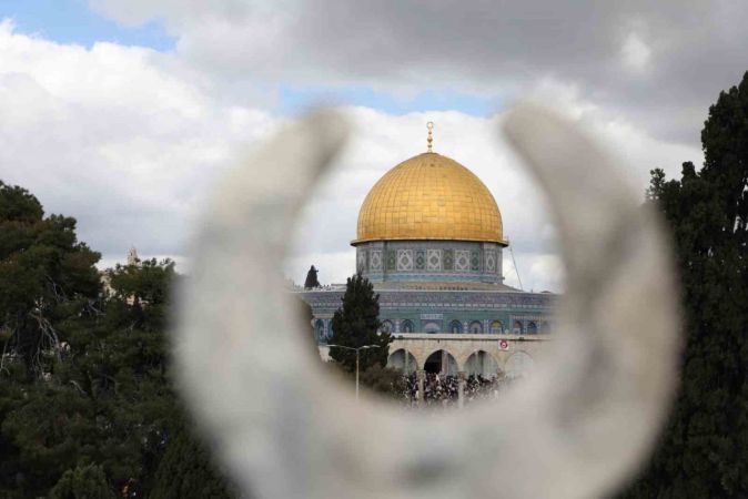 Mescid-i Aksa’da 250 bin kişi cuma namazı kıldı