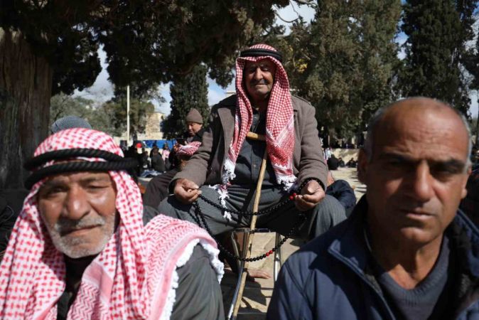 Mescid-i Aksa’da 250 bin kişi cuma namazı kıldı