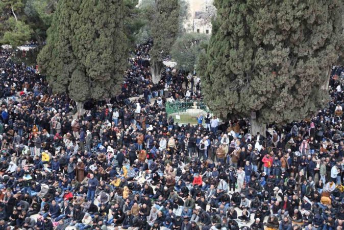 Mescid-i Aksa’da 250 bin kişi cuma namazı kıldı